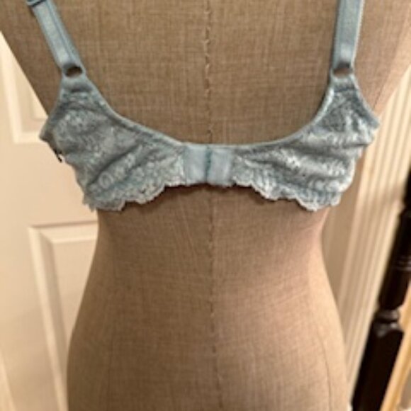 Lovely lacey ice blue Victoria secret Bra size 38C with underwire - Picture 2 of 3